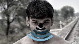Gros plan sur le regard fixe d'un homme qui semble scruter le regard de la personne en face de lui (le photographe), comme si ses yeux essayait déterminer s'il l'homme face à lui était gay. Une belle illustration du Gaydar !